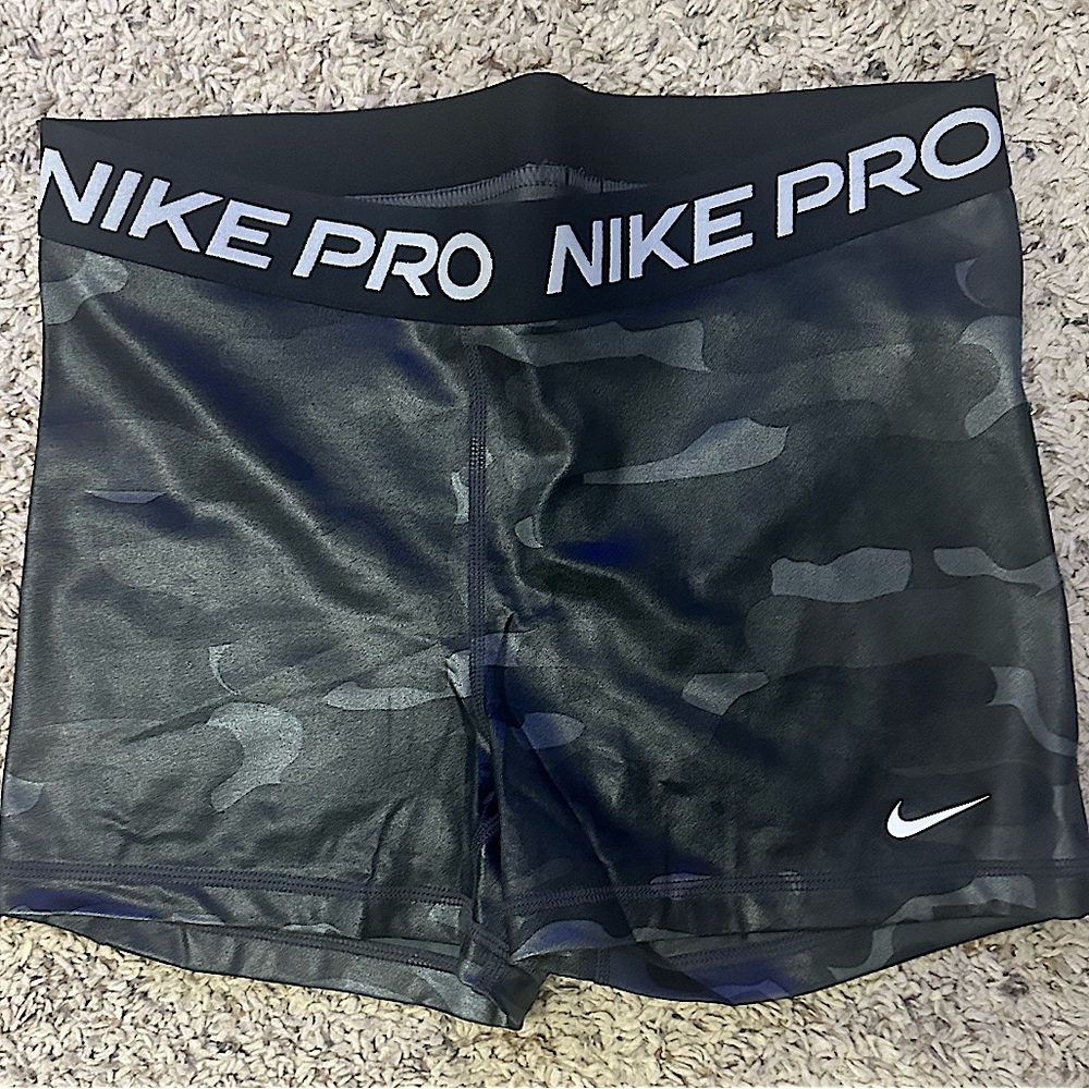 Women’s Nike Pro Camo Shorts Mid Rise 4”